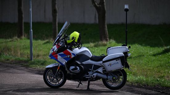 Motorrijder botst op ree, dier overleeft aanrijding niet. Motorrijder botst op ree, dier overleeft aanrijding niet.