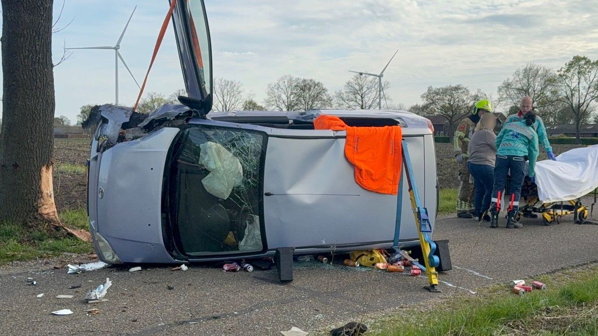 Auto belandt op zijkant in Meijel: traumahelikopter opgeroepen