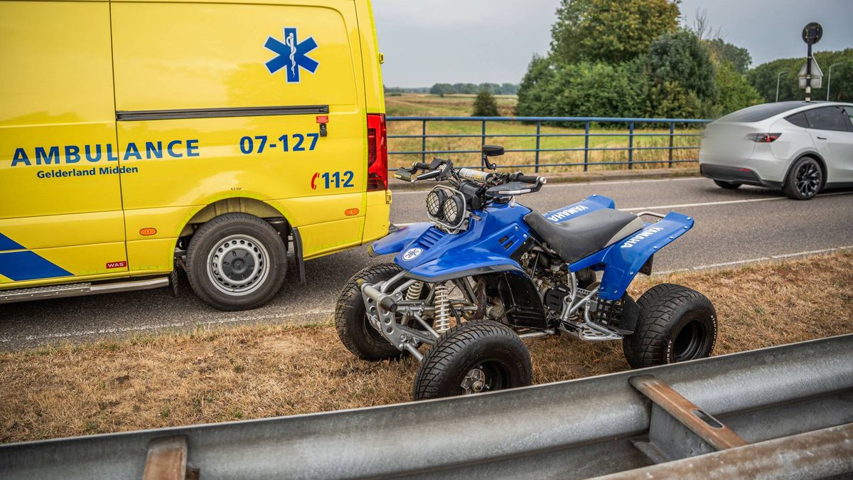 Twee gewonden naar ziekenhuis na quadongeluk