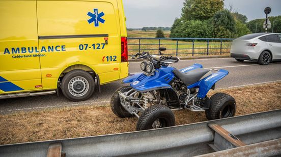 Twee gewonden naar ziekenhuis na quadongeluk