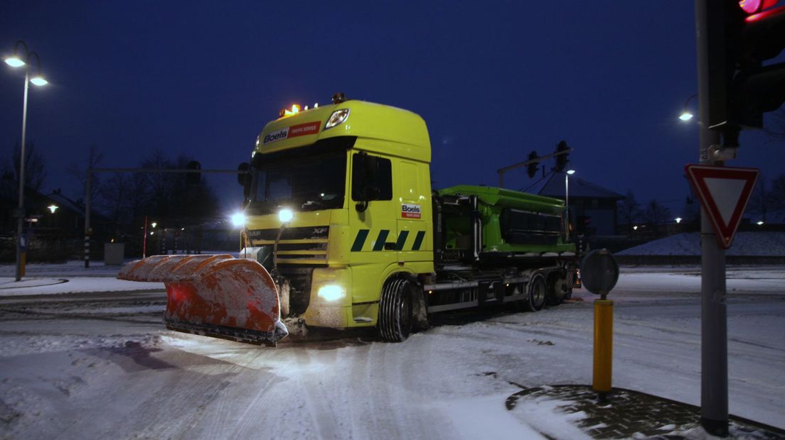 Veel bussen hebben grote moeite zich door het sneeuwlandschap te worstelen.