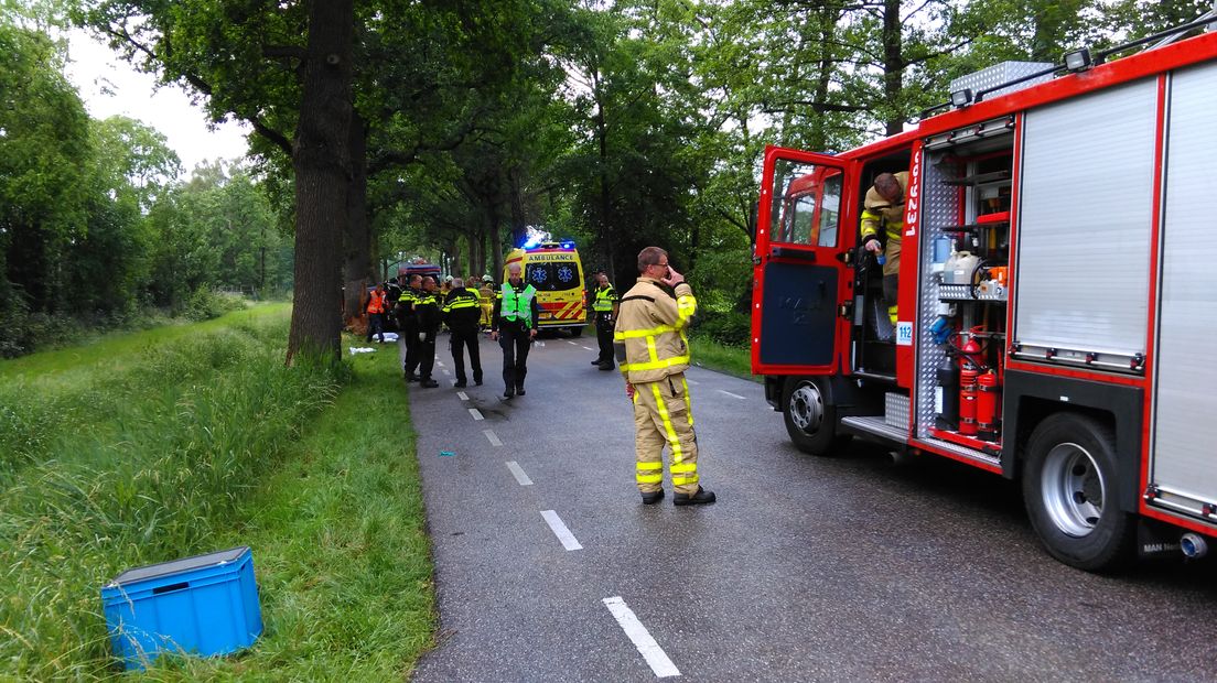 Op de Deventer Kunstweg bij Groenlo is maandagavond een busje tegen een boom gebotst. Zeven inzittenden raakten daarbij zwaargewond, meldt de politie Berkelland.