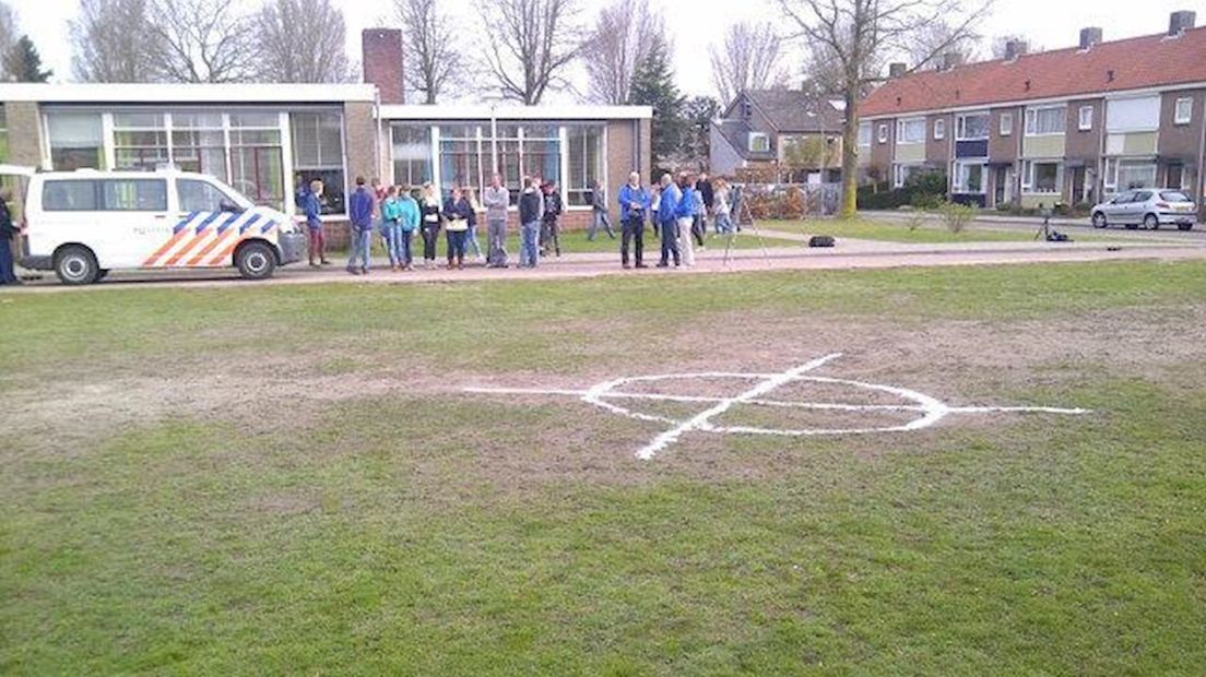 Vreemd teken in grasveld Ommen