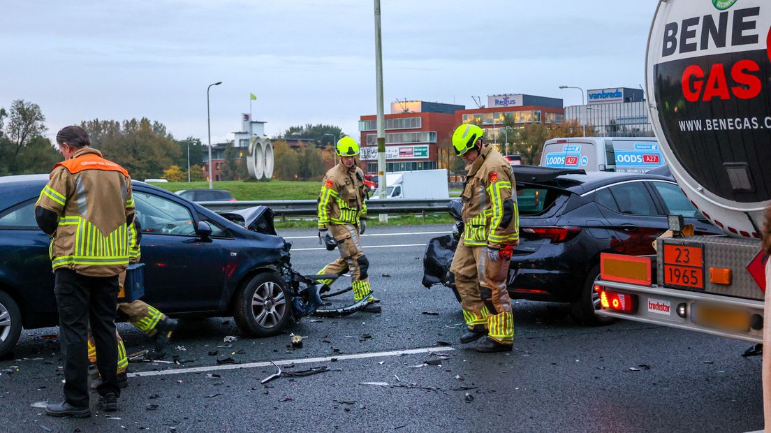 De brandweer bekijkt de schade