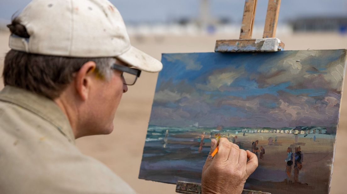 Kunstenaar aan het werk tijdens Schilderen aan zee in Katwijk