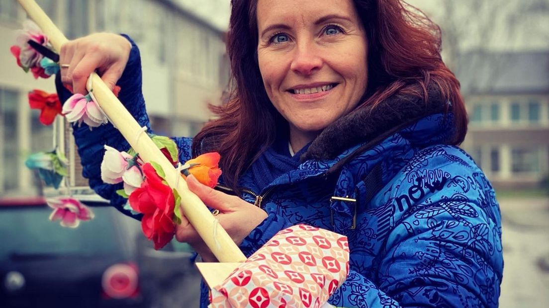 Mavo 2 mentor Liesbeth Koebrugge van het C.T. Storkcollege in Hengelo verrast haar mentorklasje aan de voordeur