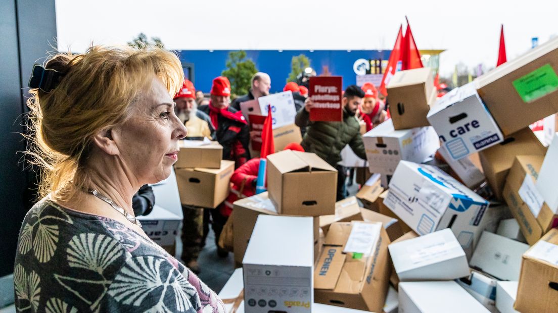 Woordvoerder Pluryn aanschouwt een actie van medewerkers Hoenderloo Groep.