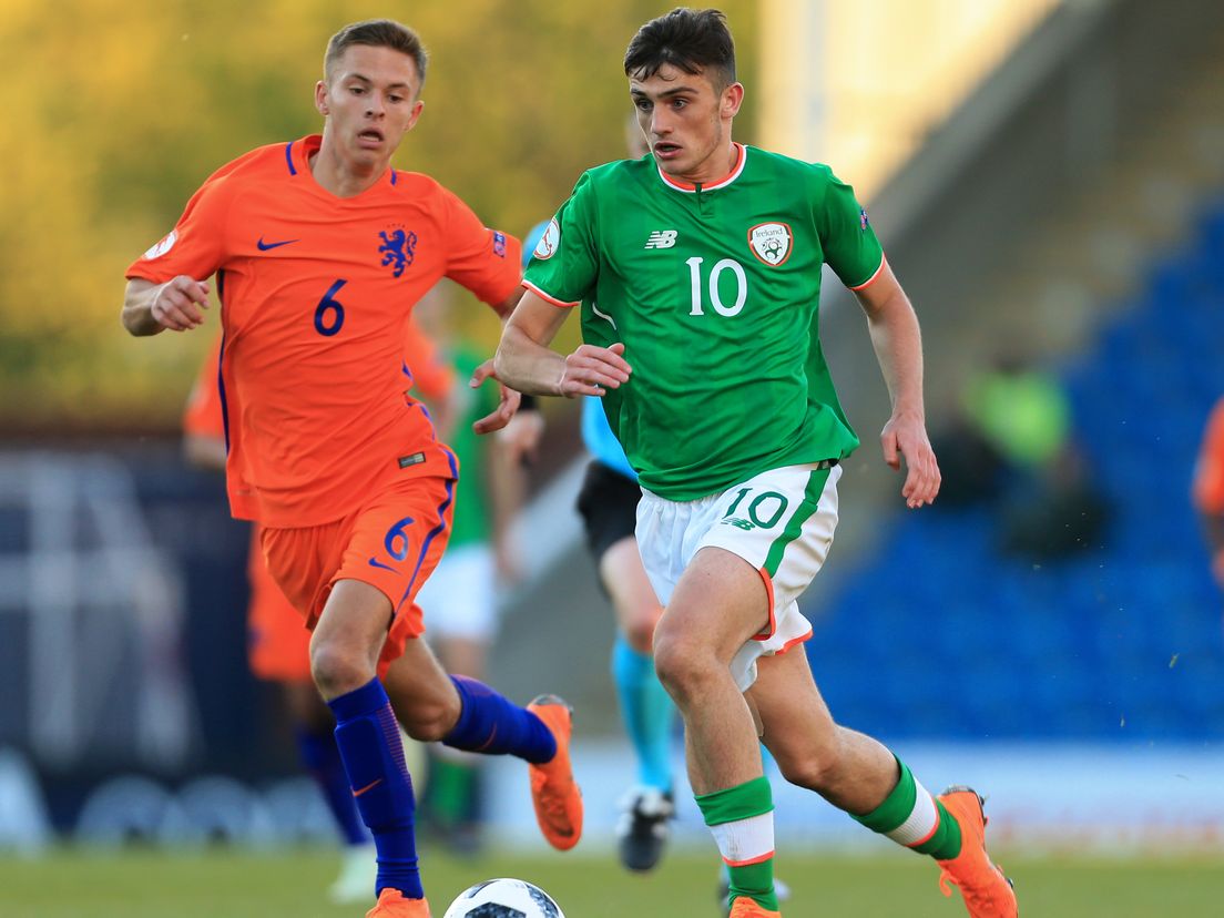 Troy Parrott aan de bal namens Ierland tegen Nederland, op een jeugd EK