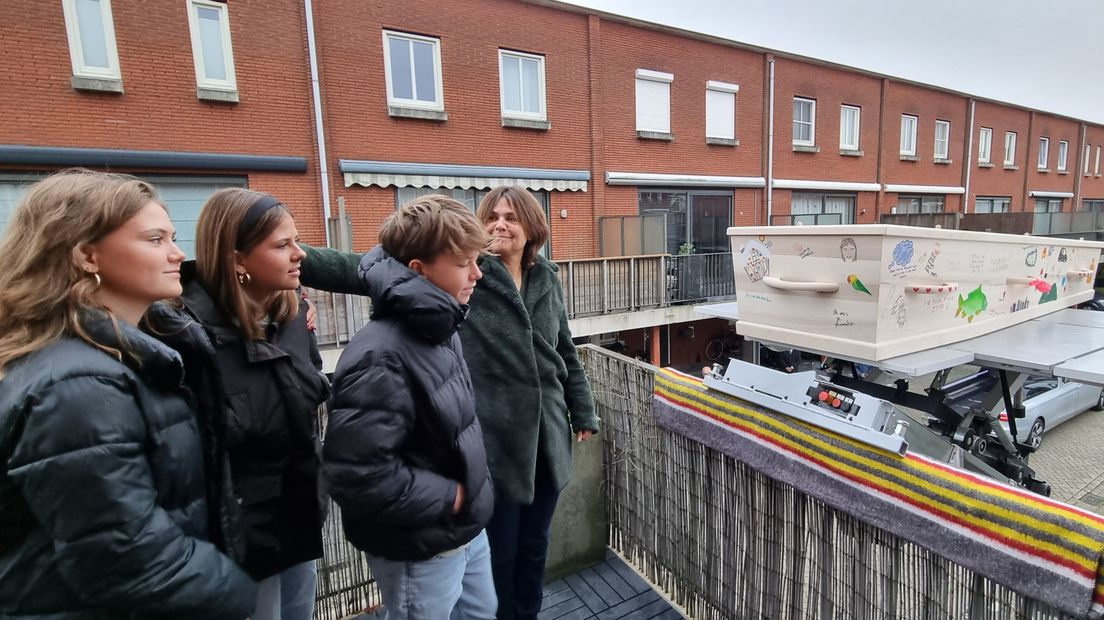 De kist van Frans wordt uit huis getakeld