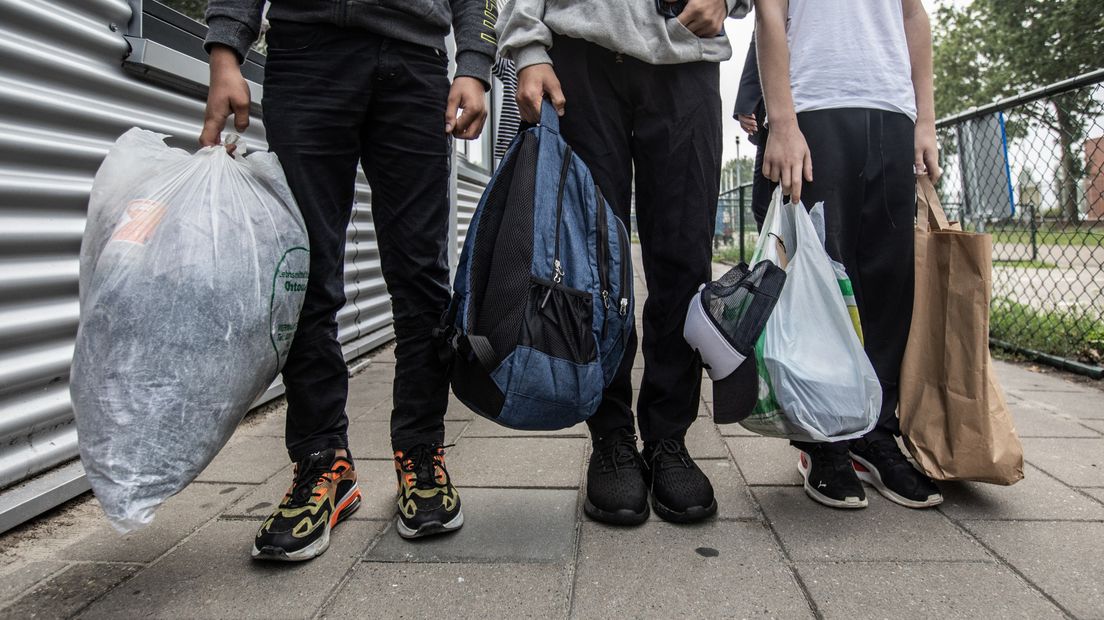 Vluchtelingen komen aan bij het IND aanmeldcentrum in Ter Apel