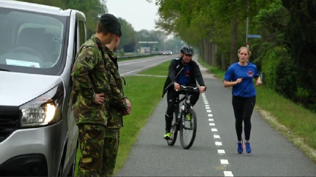 Militairen rennen van Havelte naar Groningen voor Walk for Life (Dylan de Lange)