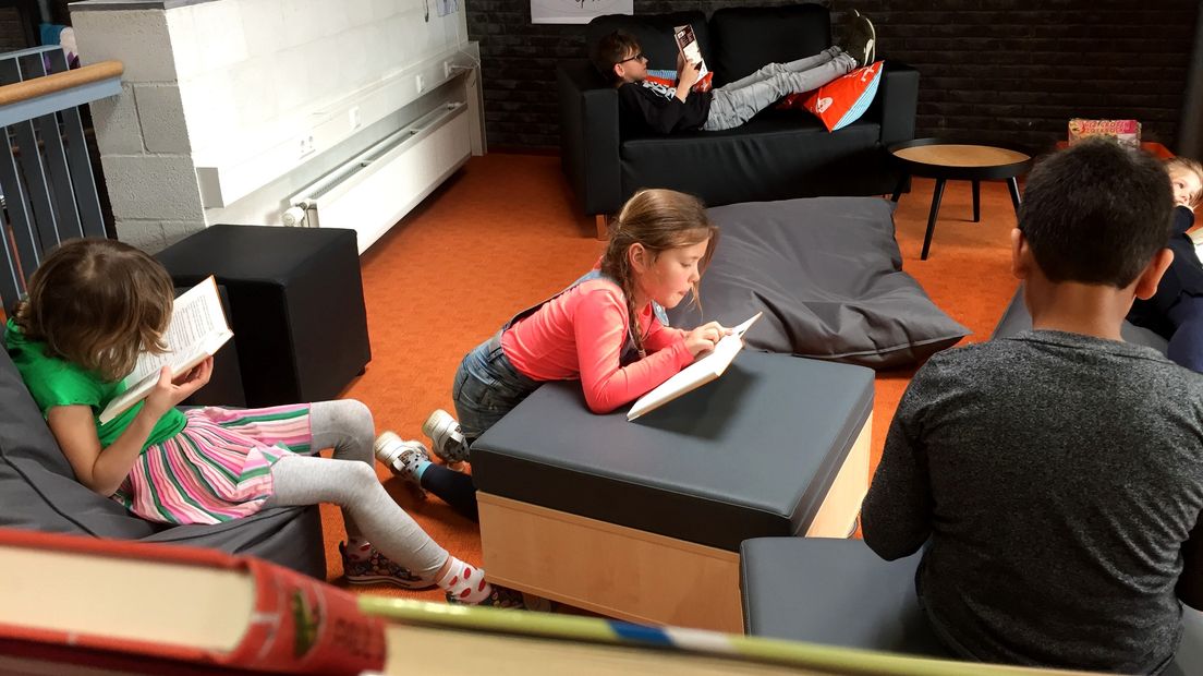 Kinderen van de Willem van Oranjeschool in Terneuzen genieten van hun boeken in de nieuwe schoolbibliotheek