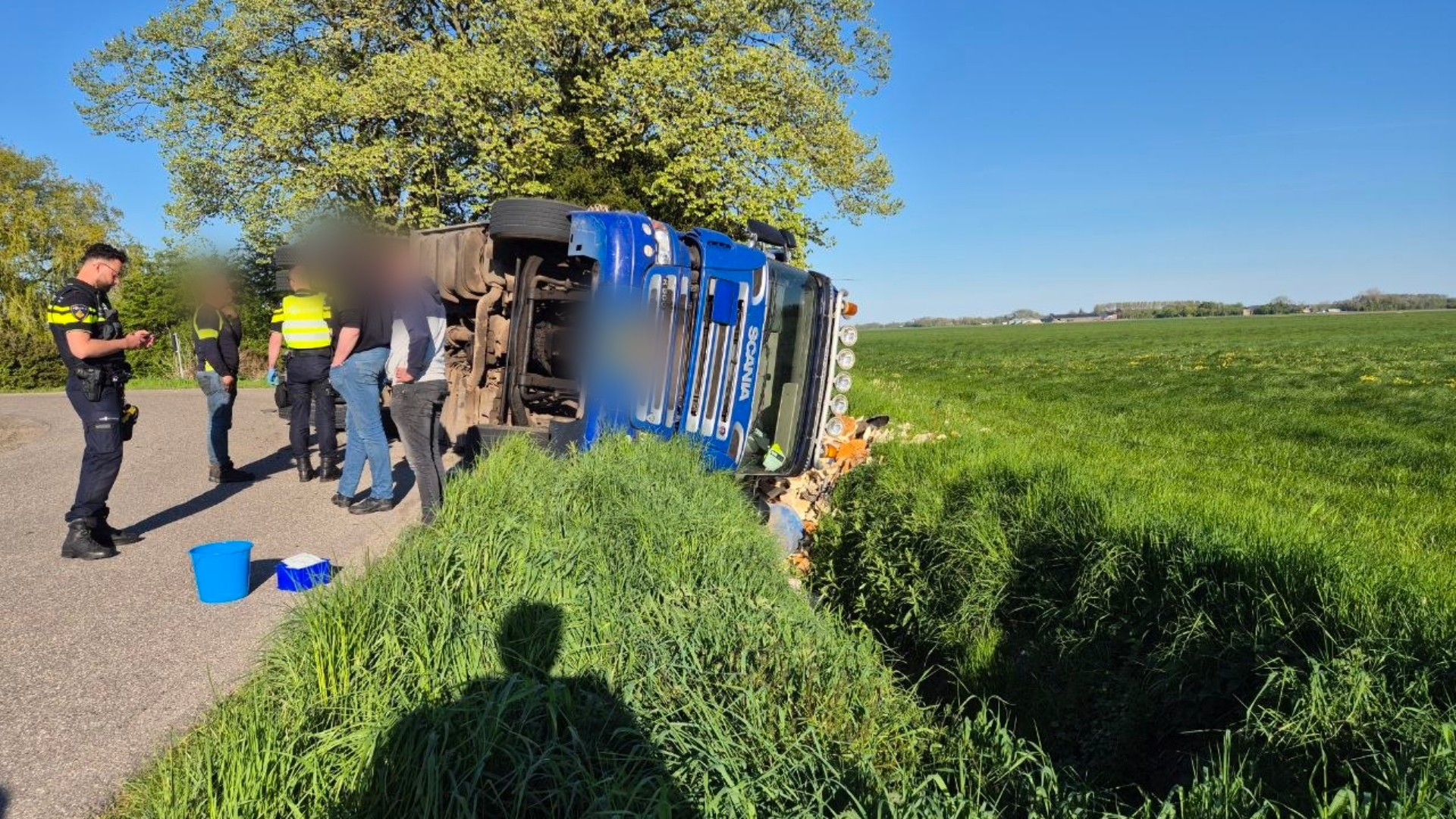 112-nieuws: Vrachtwagen kantelt bij Oostwold • Brand in herenhuis Veendam snel onder controle