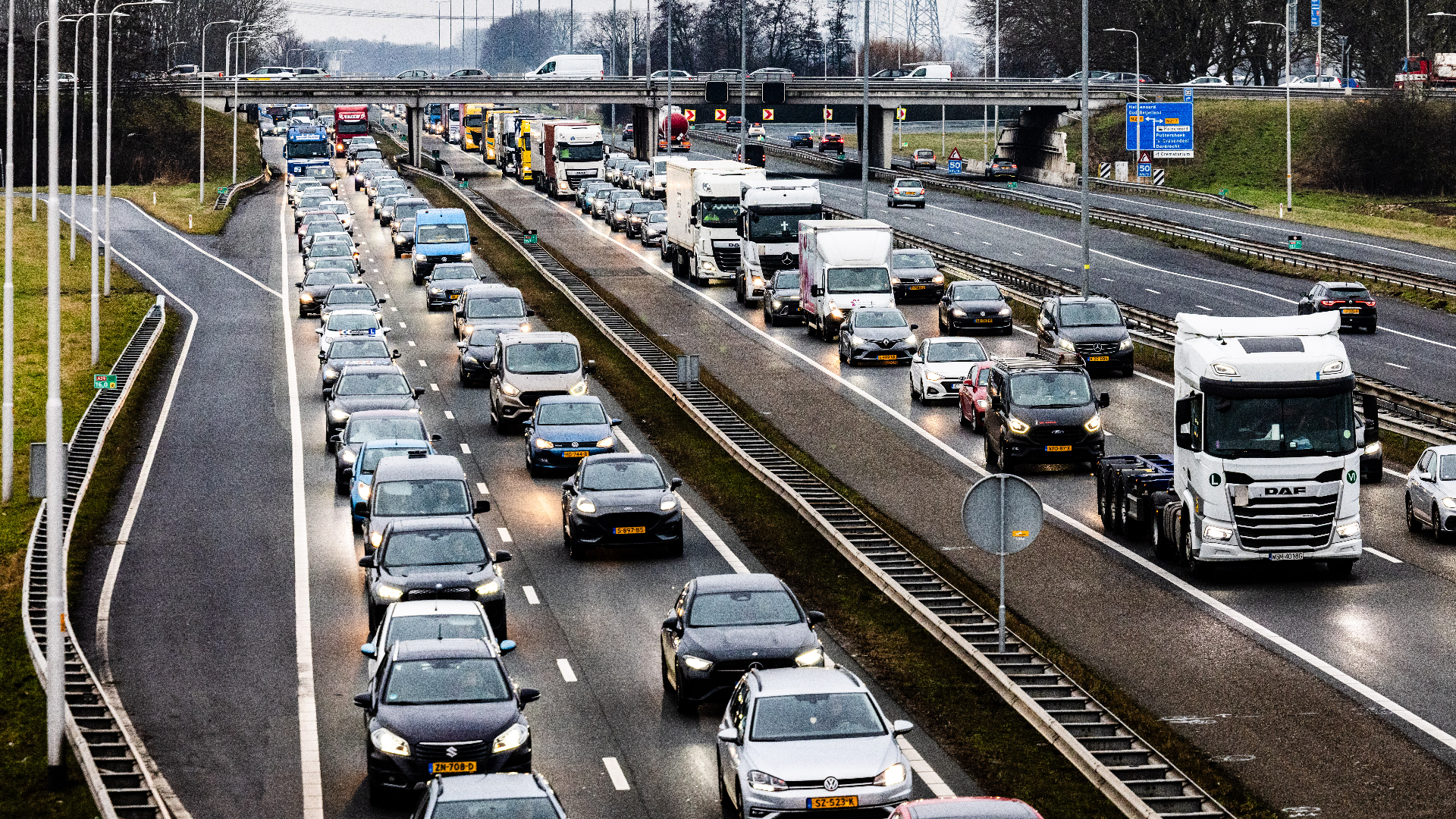 Flinke file voor de Heinenoordtunnel.