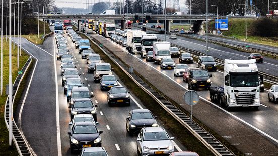 Enorme files op A27, voor Heinenoordtunnel én Algerabrug door meerdere ongelukken. Enorme files op A27, voor Heinenoordtunnel én Algerabrug door meerdere ongelukken.