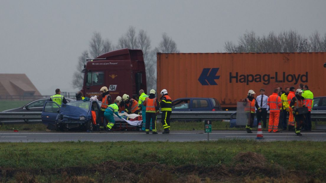 Auto over de kop op A4