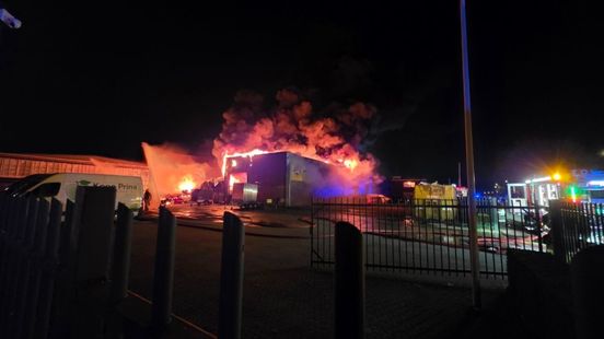 Gewonde bij brand • auto verwoest