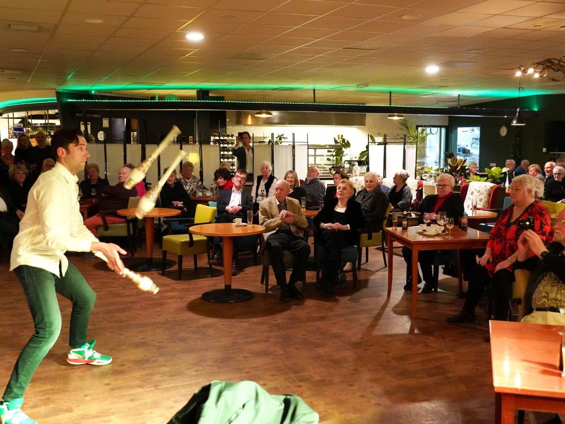 Gastoptreden van jongleur David Severins tijdens het recente feestje van de RAC in restaurant Vers in de Gerard Goossenflat in Rotterdam-Ommoord.