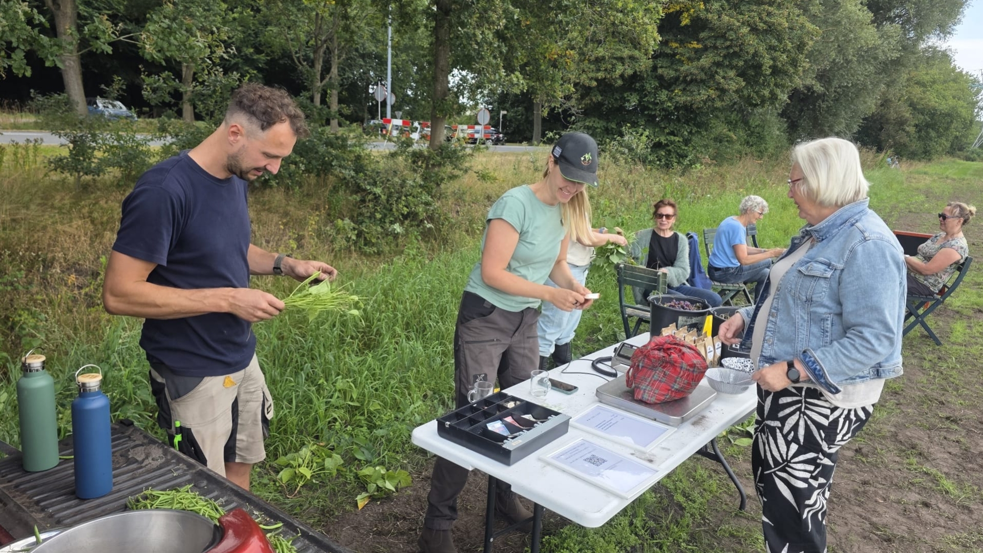 De geplukte bonen worden afgerekend