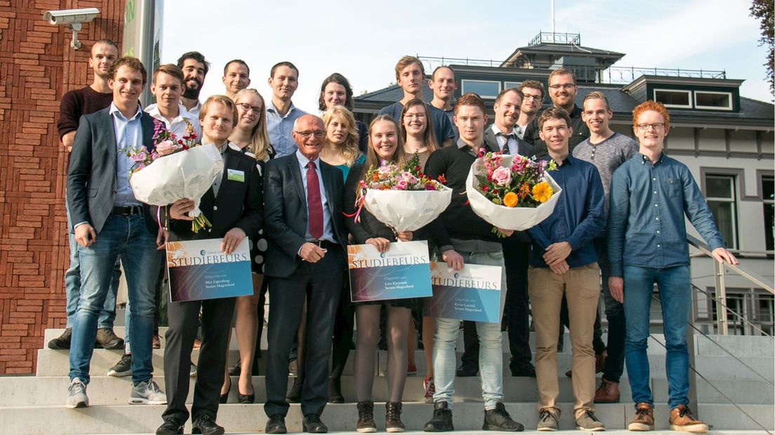 Sanderink met zijn beursstudenten bij Saxion Enschede