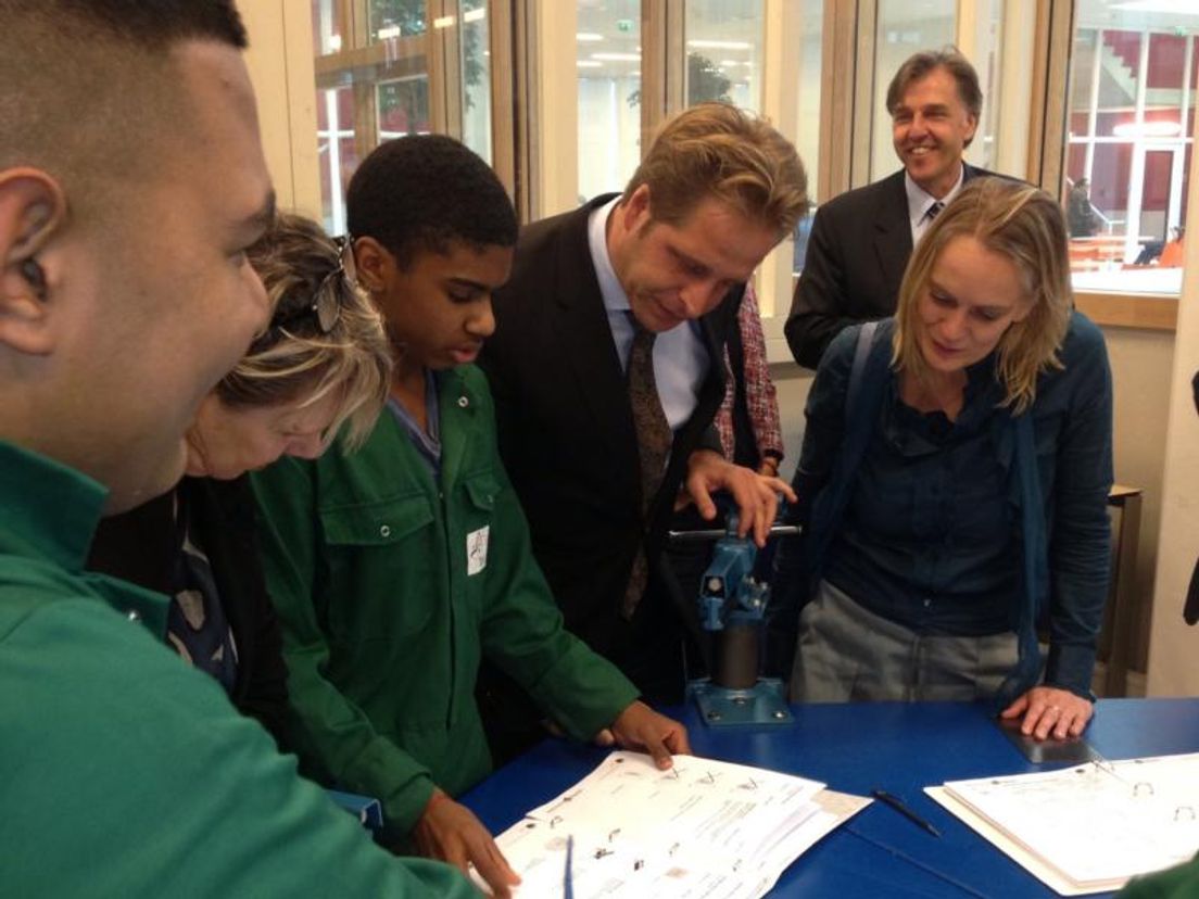 Wethouders Louwes en De Jonge op de techniekvakschool