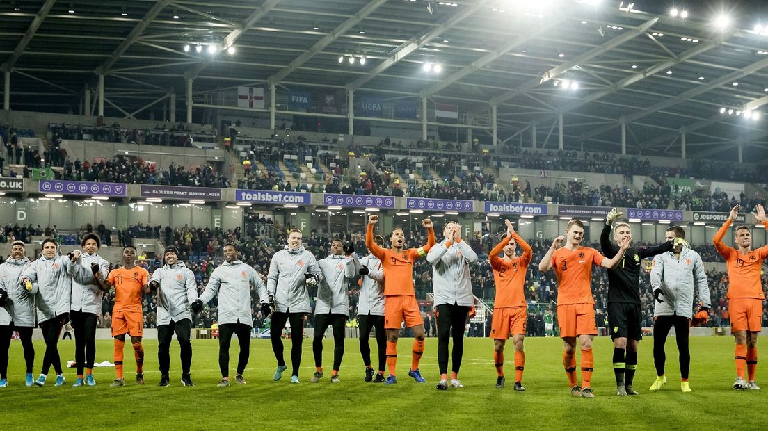 Het Nederlands elftal viert de EK-plaatsing na afloop van de kwalificatiewedstrijd Noord-Ierland