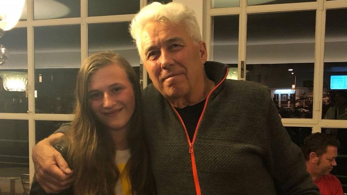 Fan Sanne van Hoff samen met haar idool George Kooymans, de gitarist van Golden Earring