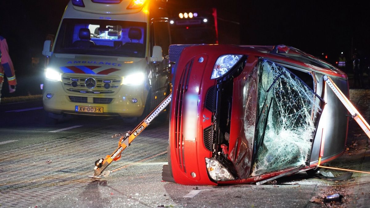 Auto gekanteld op Hoofdweg in Smilde