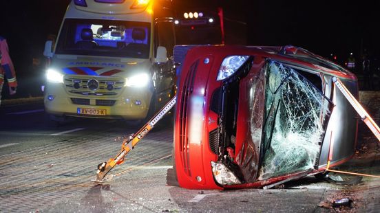Auto gekanteld op Hoofdweg in Smilde. Auto gekanteld op Hoofdweg in Smilde.