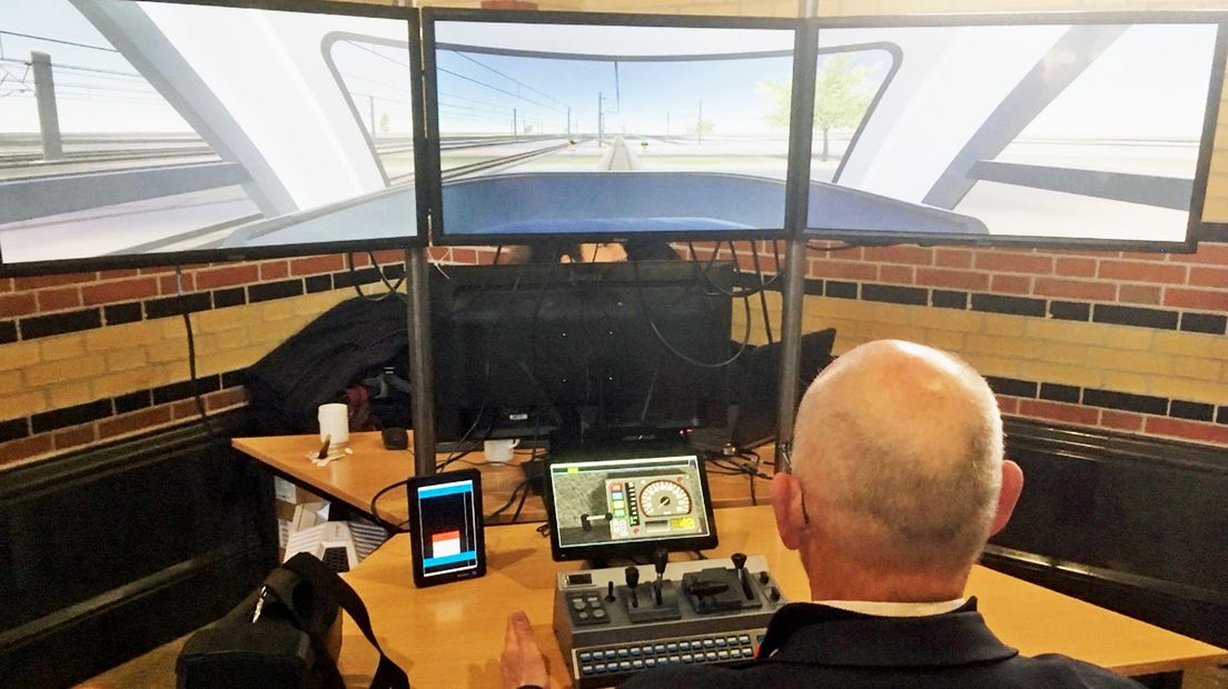 Een machinist in de simulator van een zelfrijdende trein