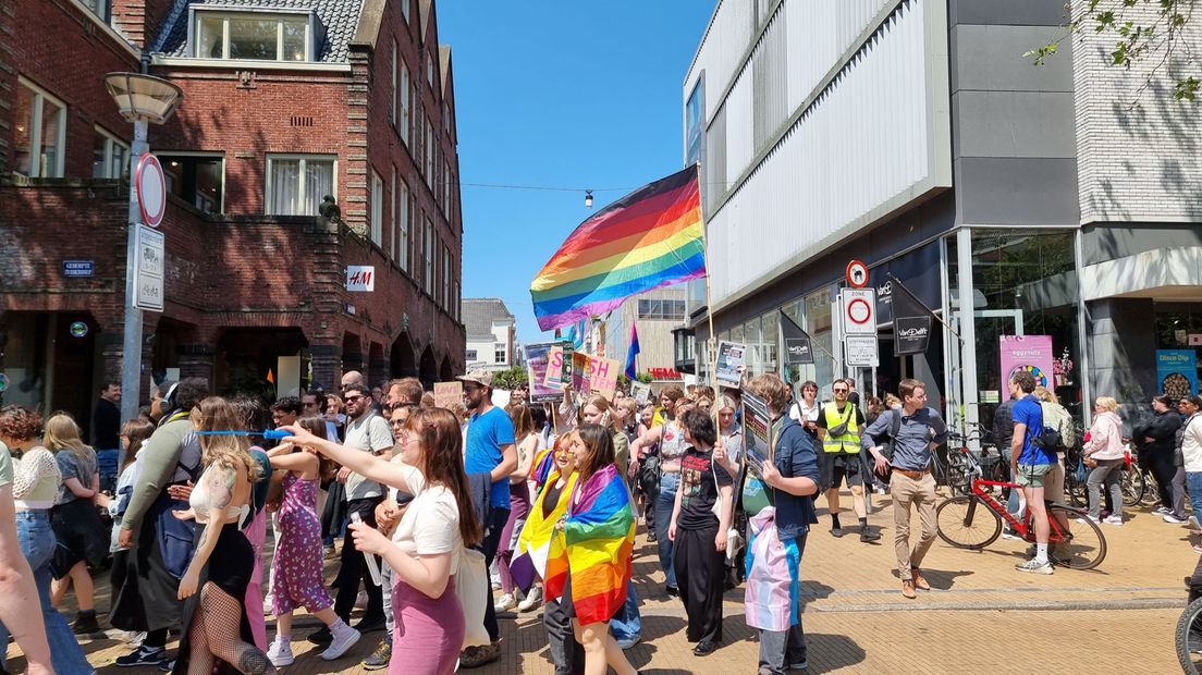 De pride-demo draait het Zuiderdiep op