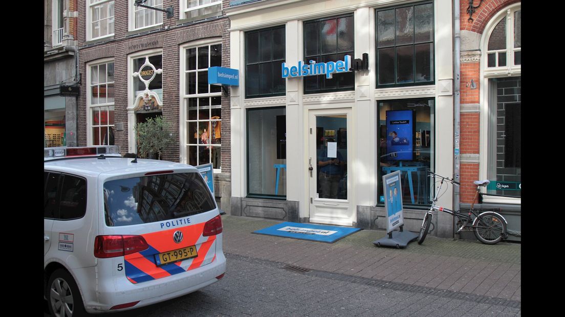 Man pleegt overval op telefoonwinkel in Zwolle