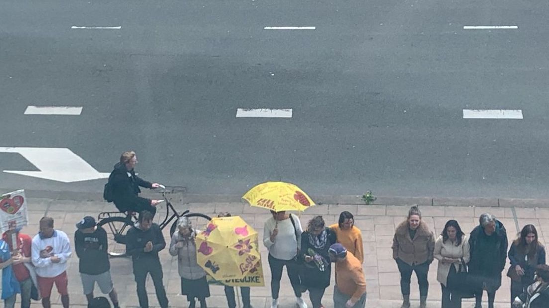 Mensen betuigen hun steun aan één van de vrouwen, voor het gerechtsgebouw in Den Haag.