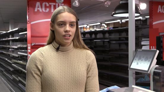 Zussen Sanne (19) en Ilse (16) heropenen supermarkt Hooghalen