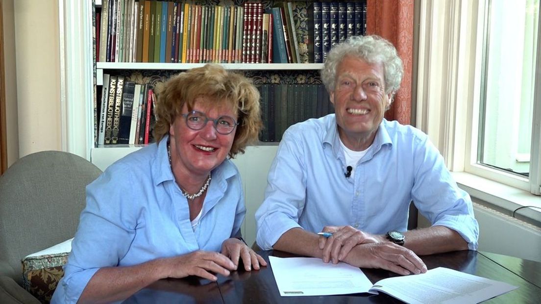 Anne Marie en Martin ondertekenen het contract waardoor hun huis straks verwarmd wordt door waterstof.