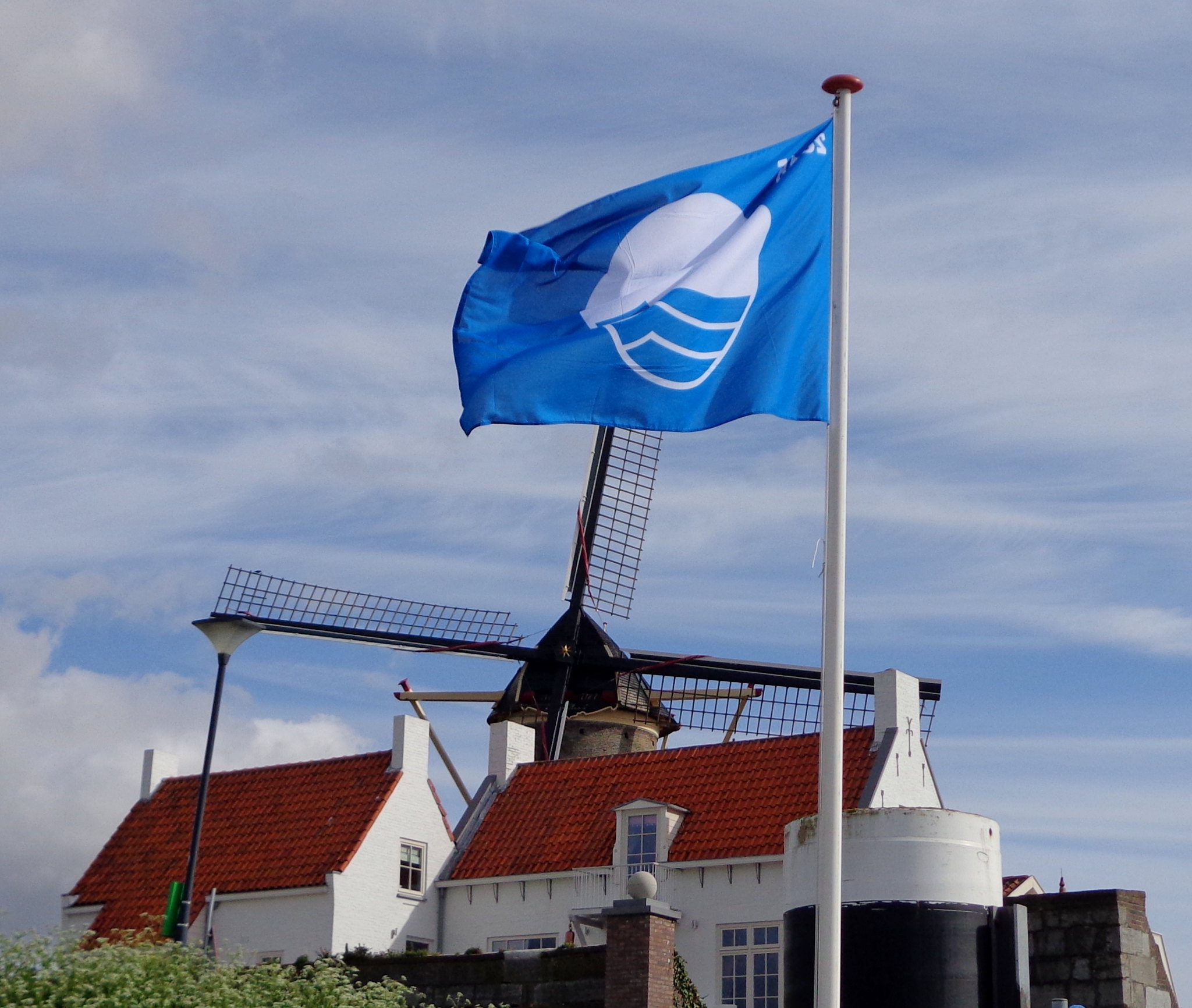 Hier wappert de blauwe vlag en kun jij schoon en veilig het strand op
