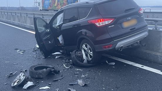 Ravage na aanrijding op Haringvlietbrug. Ravage na aanrijding op Haringvlietbrug.