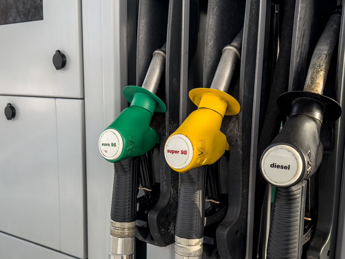 Tanken over de grens minder voordelig: 'Normaal staat bij dat tankstation wel een rij van 20 auto's'