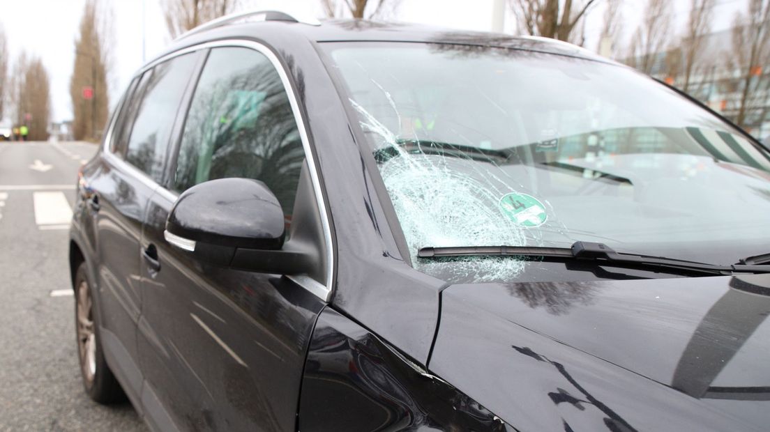 De voorruit van de auto in Rijswijk is gesneuveld door de aanrijding