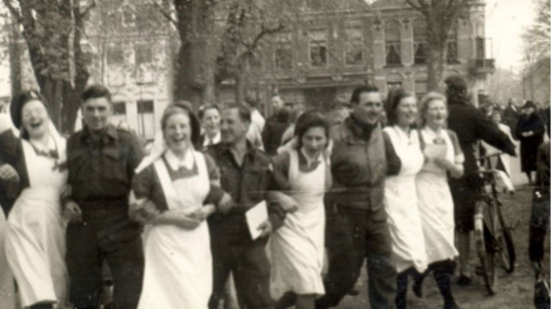 Verpleegsters van het Wilhelmina Ziekenhuis dansen met Canadese militairen op de dag van de bevrijding op de Brink in Assen (Rechten: Drents Archief, Assen)