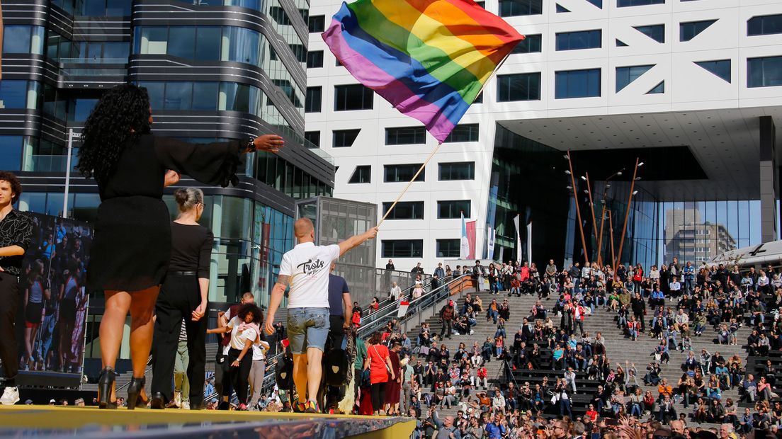 De regenboogvlag werd gezwaaid vanaf de catwalk.