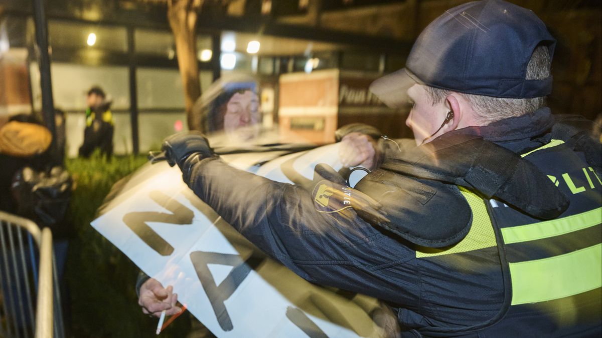 Protest tegen azc loopt uit de hand tijdens gemeenteraadsvergadering, ME voert charges uit