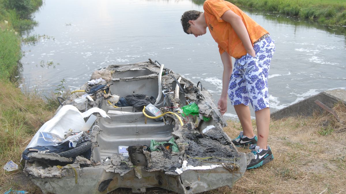 Brandweer zet duikers in na vondst uitgebrande boot