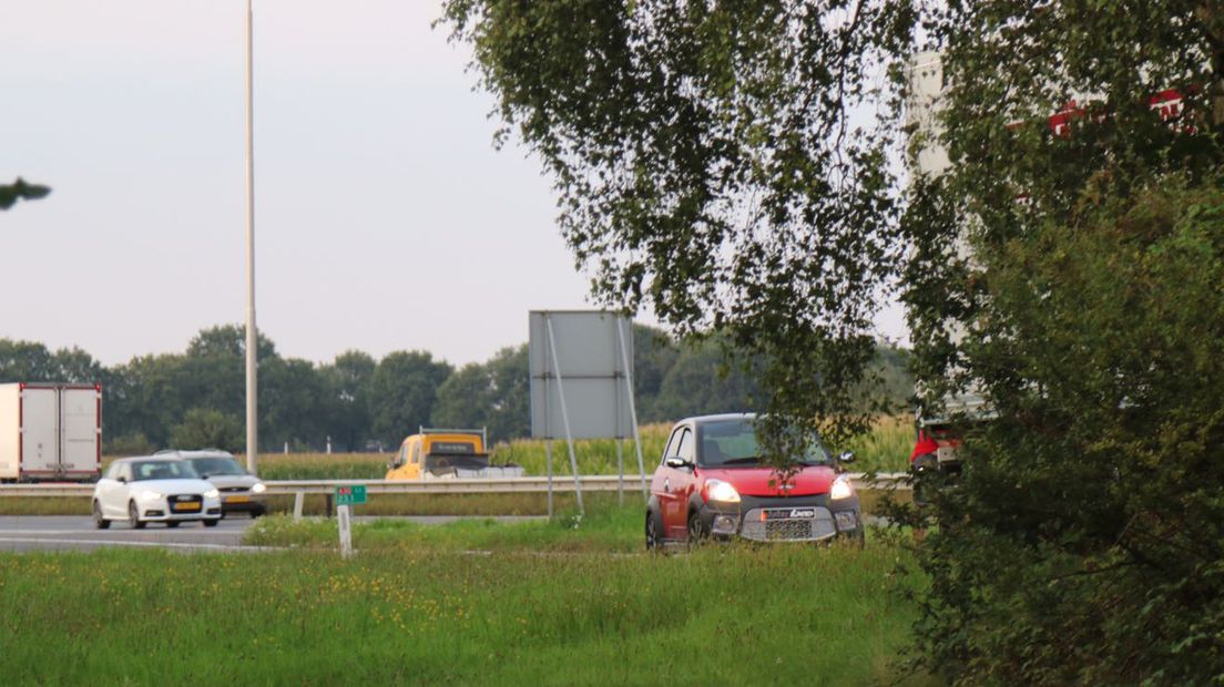 Een vrouw is vrijdagavond met haar brommobiel van de snelweg geplukt. De oudere vrouw volgde blindelings haar navigatie en reed met haar 45-km wagentje de A30 op richting Barneveld.