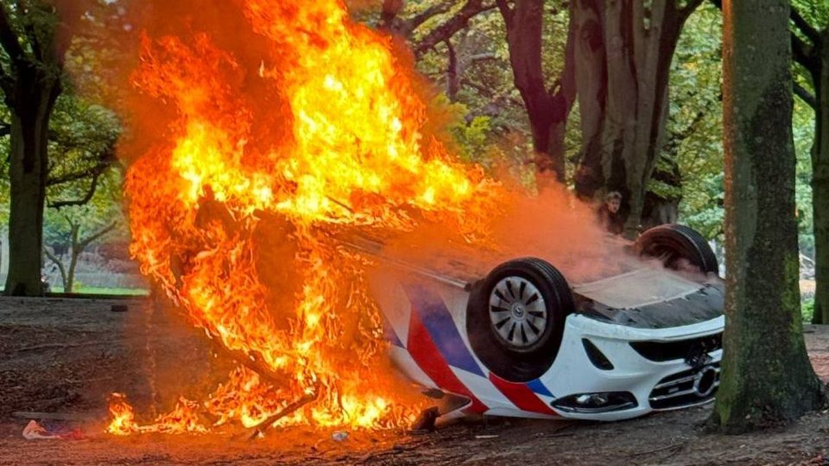 Man die vuurwerk in Nijmeegse politieauto gooide acht maanden de cel in