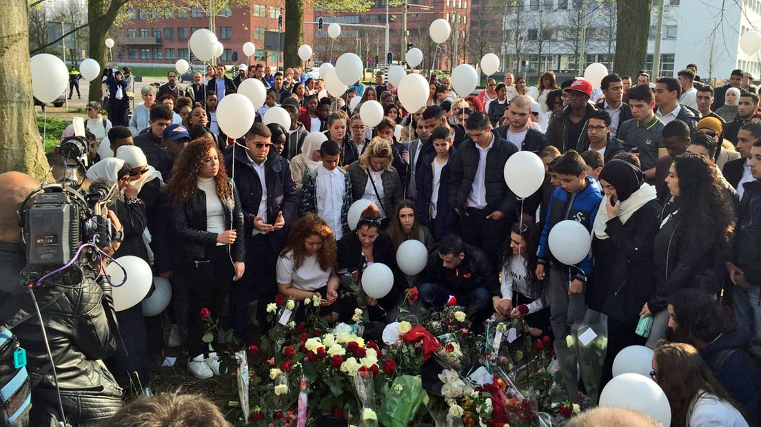 Deelnemers aan de tocht op de plek waar Oussama overleed