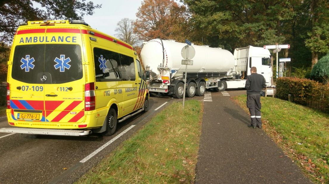 Een fietser is donderdag onder een vrachtwagen gekomen in Nijkerk en daarbij ernstig gewond geraakt. Het ongeluk gebeurde iets voor half twaalf op de kruising van Prinsenweg en de Voorthuizerweg.