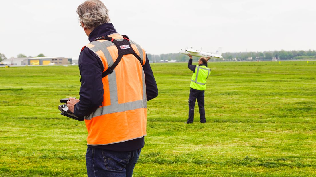Op Groningen Airport Eelde (GAE) werd gisteren een serie tests uitgevoerd met drones (Rechten: DroneHub GAE)