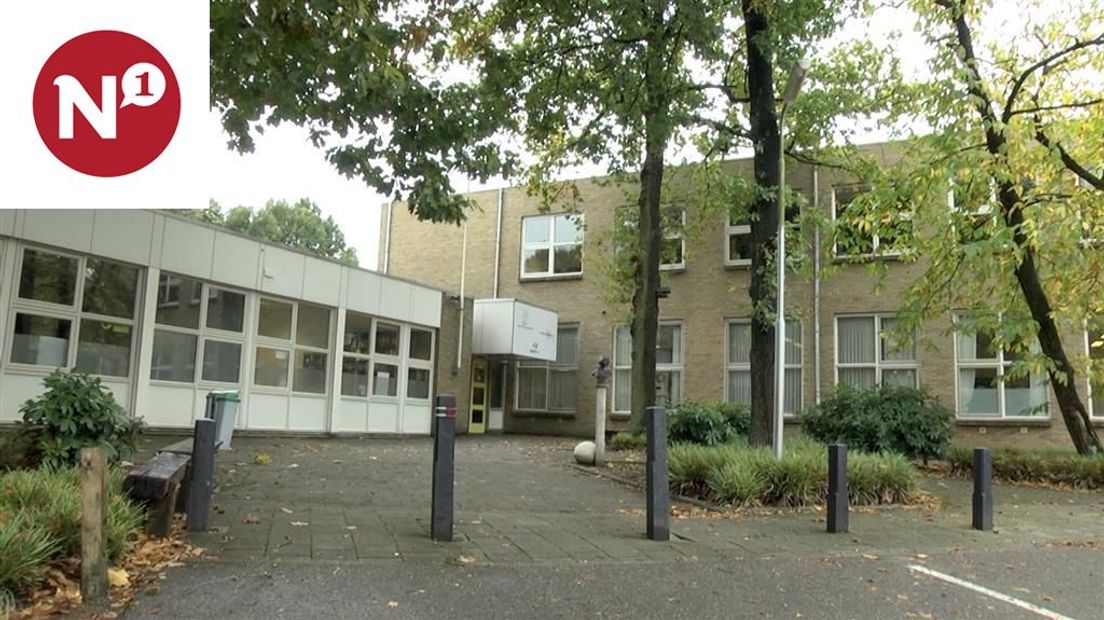 Bij verschillende scholen voor speciaal onderwijs uit het Rijk van Nijmegen zullen tientallen arbeidsplaatsen verdwijnen. De ontslagen zijn het gevolg van een bezuinigingsmaatregel van in totaal 1,8 miljoen euro. In totaal moeten 26 fte aan personeel op zoek naar een andere baan.