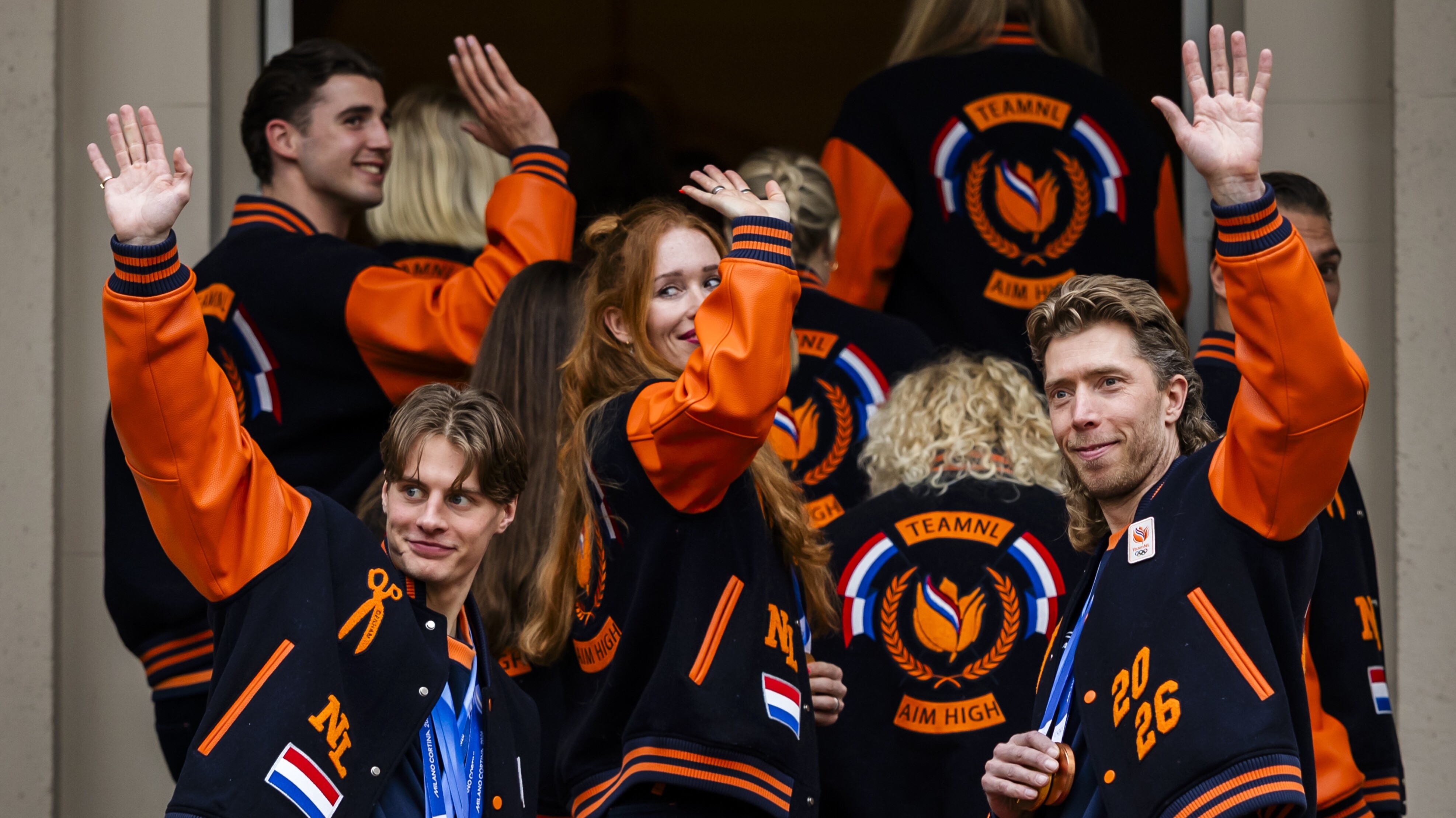 Jorrit Bergsma wiuwt nei de taskôgers by Paleis Noordeinde